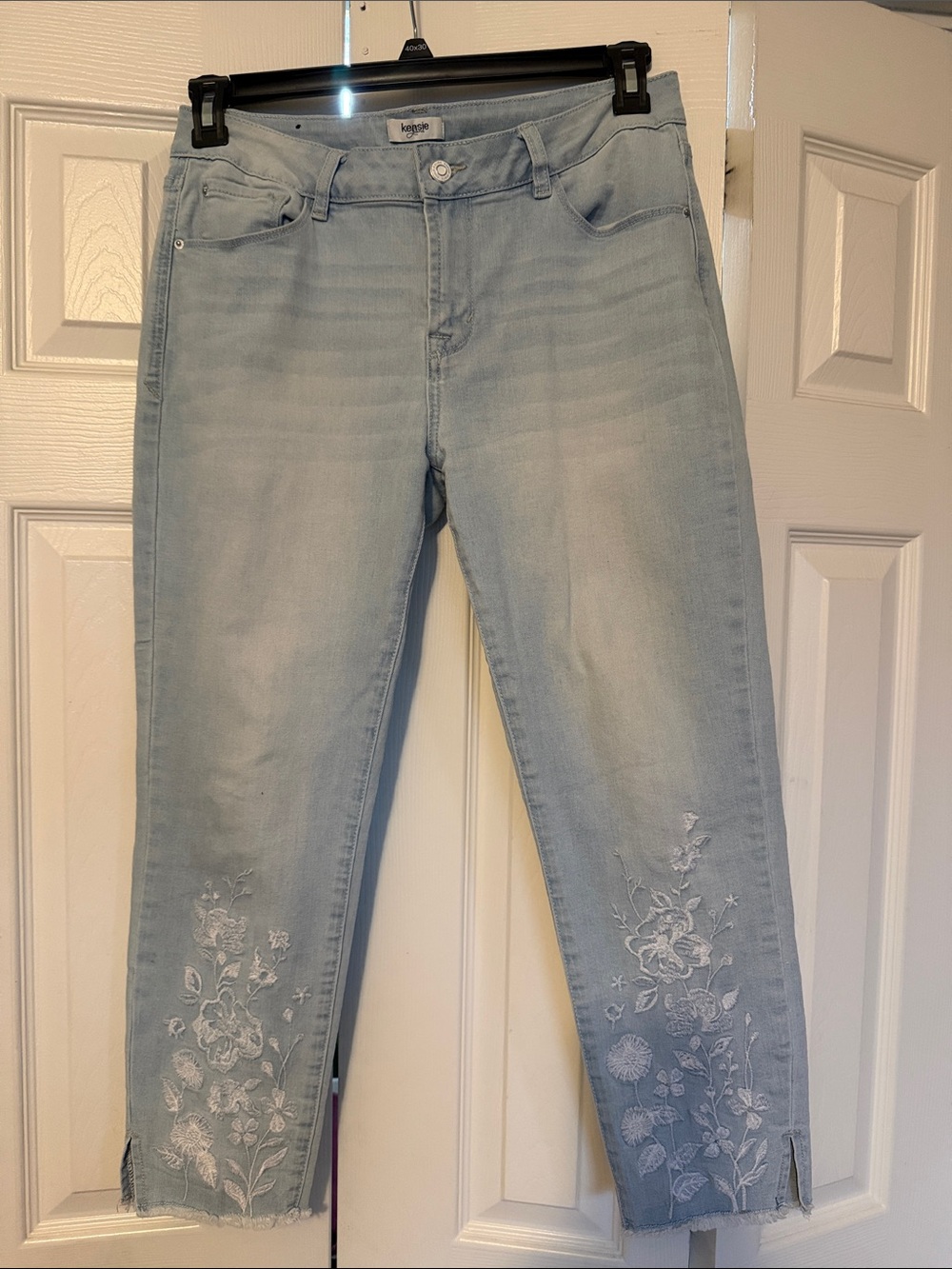 Kensie Light Blue Embroidered Ankle Crop Jeans size 10/30